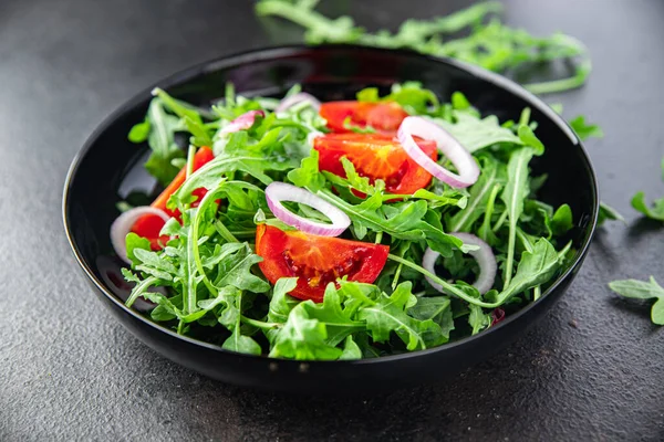 Salata Roka Domates Soğan Taze Sebze Tabağı Atıştırmalığı Fotokopi Masasında — Stok fotoğraf