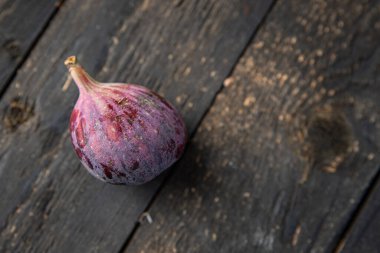 İncir meyvesi taze incir atıştırmalığı. Arka planda uzay yiyecekleri diyeti. 