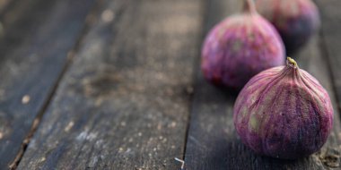 İncir meyvesi taze incir atıştırmalığı. Arka planda uzay yiyecekleri diyeti. 