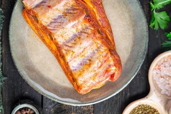 Çiğ Pirzola Taze Domuz Eti Baharatlı Kırmızı Biber Yemeği Masanın — Stok fotoğraf