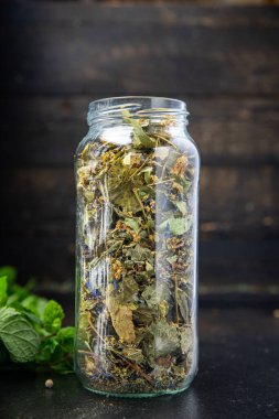 Bitkisel çay şifalı bitkiler, yapraklar, çiçekler masaya taze yemek bırakır. 