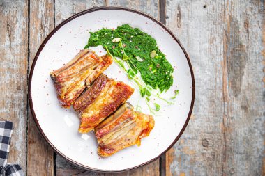 Pirzola ızgara domuz eti yağda biftek baharatlı baharatlı taze yemek aperatifleri masa başı yemek arka planında.  