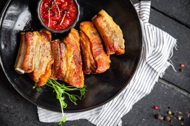 Pirzola ızgara domuz eti yağda biftek baharatlı baharatlı taze yemek aperatifleri masa başı yemek arka planında.  