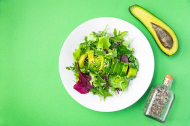 avokado salatası taze yaprak karışımı marul, ıspanak, roka, pazı atıştırmalığı fotokopi masasında arka plan yiyecekleri keto veya paleo diyeti vejetaryen veya vejetaryen yemeği yok. Et yok.