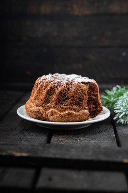 Pasta Noel tatlısı ev yapımı pastalar tatlı tatlı tatlı tatlı Noel kartı yeni yıl pastası çikolatalı tatil hediyesi arka planda kırsal arka plan fotokopi alanı