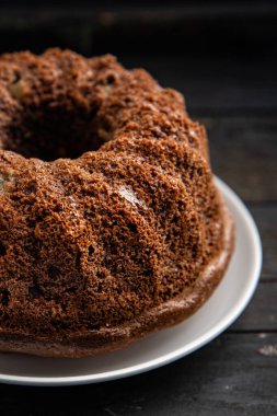 Pasta Noel tatlısı ev yapımı pastalar tatlı tatlı tatlı tatlı Noel kartı yeni yıl pastası çikolatalı tatil hediyesi arka planda kırsal arka plan fotokopi alanı