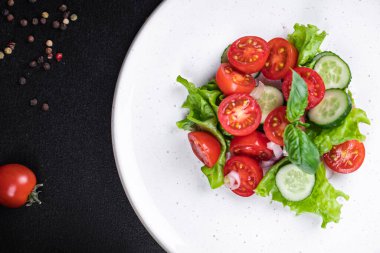 Sebze salatası yaprakları marul, domates, salatalık, salatalık, soğan vitamini aperatifi fotokopi masasında taze yiyecek arka plan keto veya paleo diyet vejetaryen veya vejetaryen et yok.