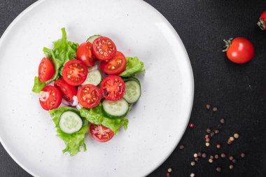 Sebze salatası yaprakları marul, domates, salatalık, salatalık, soğan vitamini aperatifi fotokopi masasında taze yiyecek arka plan keto veya paleo diyet vejetaryen veya vejetaryen et yok.