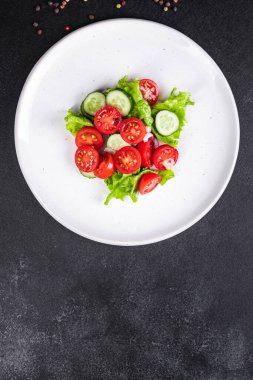 Sebze salatası yaprakları marul, domates, salatalık, salatalık, soğan vitamini aperatifi fotokopi masasında taze yiyecek arka plan keto veya paleo diyet vejetaryen veya vejetaryen et yok.