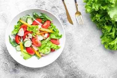 Sebze salatası yaprakları marul, domates, salatalık, salatalık, soğan vitamini aperatifi fotokopi masasında taze yiyecek arka plan keto veya paleo diyet vejetaryen veya vejetaryen et yok.