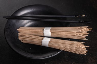 soba eriştesi, karabuğday, çiğ udon eriştesi. Masada atıştırmalık bir şeyler pişirmeye hazır. 