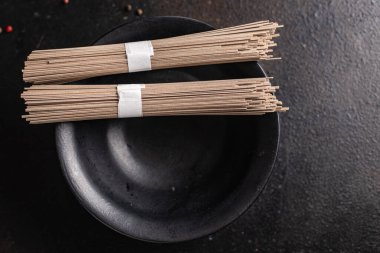 soba eriştesi, karabuğday, çiğ udon eriştesi. Masada atıştırmalık bir şeyler pişirmeye hazır. 