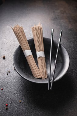 soba eriştesi, karabuğday, çiğ udon eriştesi. Masada atıştırmalık bir şeyler pişirmeye hazır. 