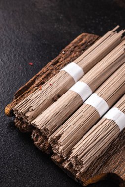 soba eriştesi, karabuğday, çiğ udon eriştesi. Masada atıştırmalık bir şeyler pişirmeye hazır. 