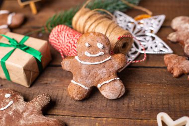 Zencefilli ekmek adam Noel kurabiyesi tatlı tatlı yeni yıl tatlısı bisküvi yemek arka plan fotokopi alanı 