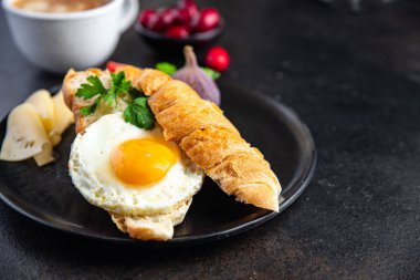Kızarmış yumurta kruvasanı, sebze salatası domates, salatalık hazır yemek atıştırmalığı fotokopi masasında uzay yemeği arka plan kırsal keto veya paleo diyet vejetaryen yemeği 