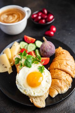 Kızarmış yumurta kruvasanı, sebze salatası domates, salatalık hazır yemek atıştırmalığı fotokopi masasında uzay yemeği arka plan kırsal keto veya paleo diyet vejetaryen yemeği 