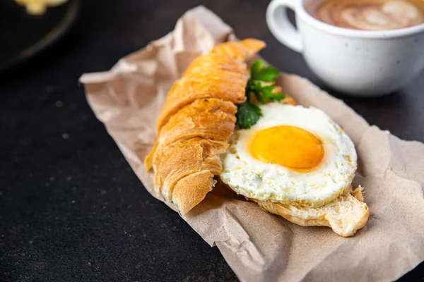Huevo Frito Desayuno Croissant Verduras Ensalada Tomate Pepino Listo Para —  Fotos de Stock