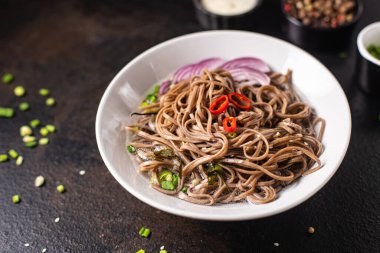 soba zaru buğday eriştesi udon soba taze porsiyon yemek aperatifi masa üzerinde fotokopi uzay gıda arka plan kırsal 