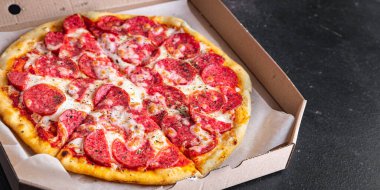 Pizza salamı sosis pizza pepperoni fast food peyniri, domates sosu, hamur hazır yemek aperatifi masa üzerinde fotokopi uzayı arka plan şablonu. 