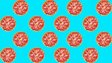 Pizza salamı sosis pizza pepperoni fast food peyniri, domates sosu, hamur hazır yemek aperatifi masa üzerinde fotokopi uzayı arka plan şablonu. 