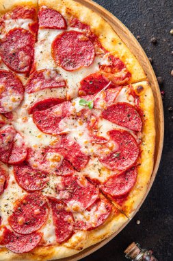 Pizza salamı sosis pizza pepperoni fast food peyniri, domates sosu, hamur hazır yemek aperatifi masa üzerinde fotokopi uzayı arka plan şablonu. 