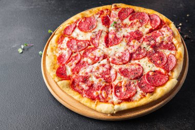 Pizza salamı sosis pizza pepperoni fast food peyniri, domates sosu, hamur hazır yemek aperatifi masa üzerinde fotokopi uzayı arka plan şablonu. 