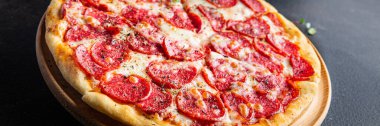 Pizza salamı sosis pizza pepperoni fast food peyniri, domates sosu, hamur hazır yemek aperatifi masa üzerinde fotokopi uzayı arka plan şablonu. 