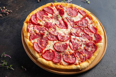 Pizza salamı sosis pizza pepperoni fast food peyniri, domates sosu, hamur hazır yemek aperatifi masa üzerinde fotokopi uzayı arka plan şablonu. 