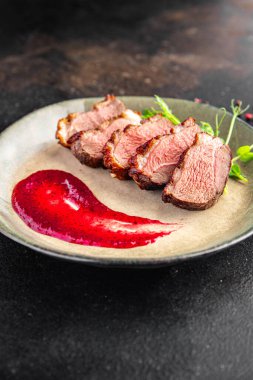 Ördek göğsü ikinci tabak. Yemek için hazır. Arka planda fotokopi masasında. 