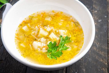 Sebzeli pirinç çorbası masada atıştırmaya hazır. Arka plandaki uzay yiyeceklerinin fotokopisini çek. Vejetaryen vejetaryen ya da vejetaryen et yok.