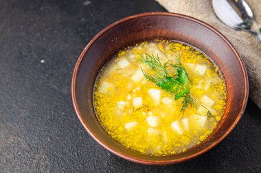 Sebzeli pirinç çorbası masada atıştırmaya hazır. Arka plandaki uzay yiyeceklerinin fotokopisini çek. Vejetaryen vejetaryen ya da vejetaryen et yok.