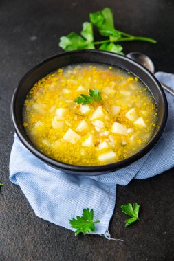 Sebzeli pirinç çorbası masada atıştırmaya hazır. Arka plandaki uzay yiyeceklerinin fotokopisini çek. Vejetaryen vejetaryen ya da vejetaryen et yok.