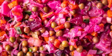 Pancar salatası pancarı sebzeli vinaigrette. Masada atıştırmaya hazır. Fotokopi uzayı arka plan kırsalında. Top view keto ya da paleo diyet vejetaryen ya da vejetaryen yemekleri