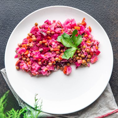 Pancar salatası pancarı sebzeli vinaigrette. Masada atıştırmaya hazır. Fotokopi uzayı arka plan kırsalında. Top view keto ya da paleo diyet vejetaryen ya da vejetaryen yemekleri