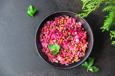 Pancar salatası pancarı sebzeli vinaigrette. Masada atıştırmaya hazır. Fotokopi uzayı arka plan kırsalında. Top view keto ya da paleo diyet vejetaryen ya da vejetaryen yemekleri