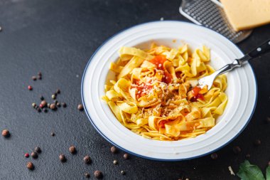 Makarna soslu tagliatelle yemek atıştırmaya hazır fotokopi uzayı arka plan kırsalında. Vejetaryen vejetaryen ya da vejetaryen et yok.