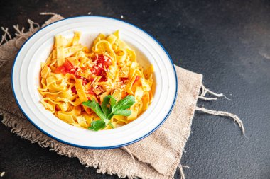 Makarna soslu tagliatelle yemek atıştırmaya hazır fotokopi uzayı arka plan kırsalında. Vejetaryen vejetaryen ya da vejetaryen et yok.