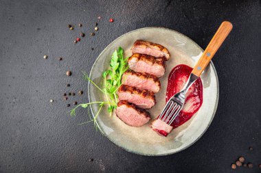 Ördek göğsü ikinci tabak. Yemek için hazır. Arka planda fotokopi masasında.