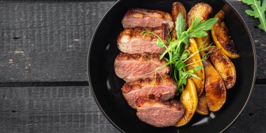 Ördek göğsü ikinci tabak. Yemek için hazır. Arka planda fotokopi masasında.