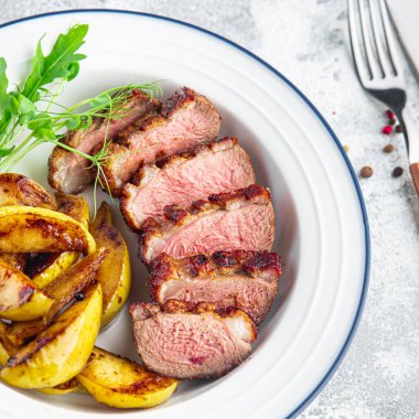 Ördek göğsü ikinci tabak. Yemek için hazır. Arka planda fotokopi masasında.