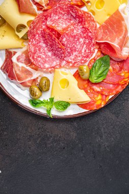 Aperatif meze et, sosis, peynir, jambon, zeytin. Masanın üzerinde taze yemek fotokopisi. 