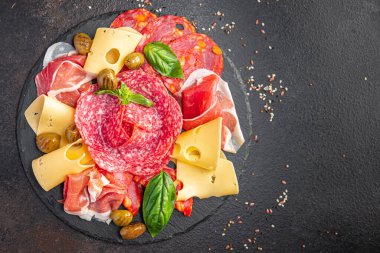 Aperatif meze et, sosis, peynir, jambon, zeytin. Masanın üzerinde taze yemek fotokopisi. 