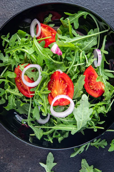 Salada Legumes Frescos Arugula Tomate Cebola Prato Refeição Lanche Mesa — Fotografia de Stock