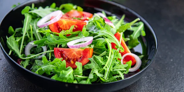 Salada Legumes Frescos Arugula Tomate Cebola Prato Refeição Lanche Mesa — Fotografia de Stock