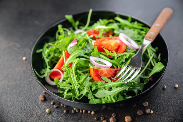 Salata Taze Sebze Roka Domates Masa Üzerinde Soğan Tabağı Atıştırmalığı — Stok fotoğraf