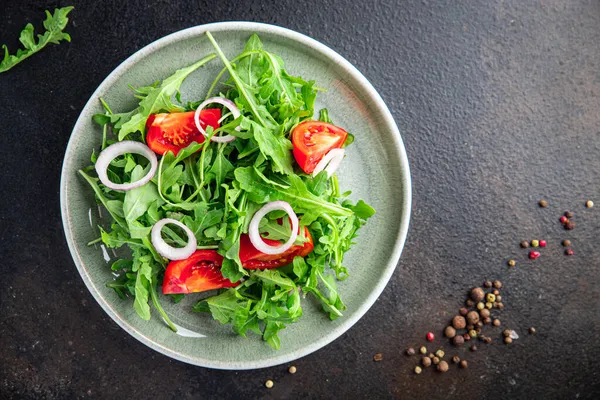 Ensalada Rúcula Verduras Frescas Tomate Plato Cebolla Aperitivo Comida Mesa — Foto de Stock