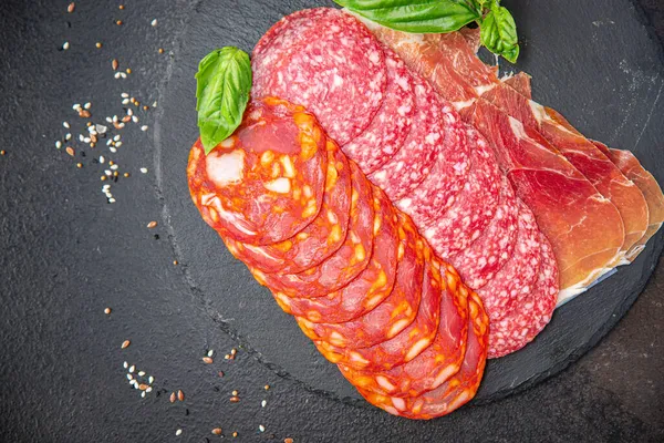 Kiełbasa Mięso Różne Plastry Plastry Salami Chorizo Jamon Prosciutto Świeży — Zdjęcie stockowe
