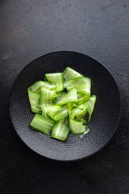Salatalık salatası dilimleri sebzeleri hazır yemek atıştırmalıkları için masa fotokopisi uzayı arka plan kırsalında. Top view keto ya da paleo diyet vejetaryen ya da vejetaryen yemekleri