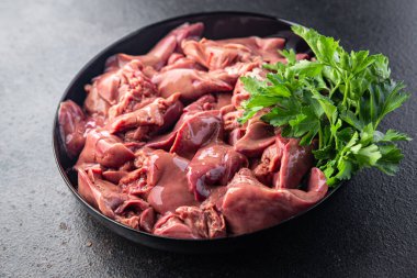 Tavuk ciğeri çiğ porsiyon. Yemek için hazır. Arka planda fotokopi masasında. üst görünüm keto veya paleo diyeti